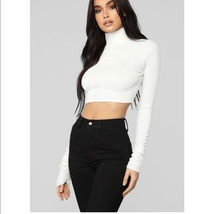 🔥 NWT Medium White Crop Top with Ruched Sleeves